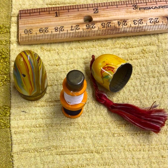 Antique needle/thread holder. Metal with enamel cover. Beautiful condition. - Picture 6 of 7